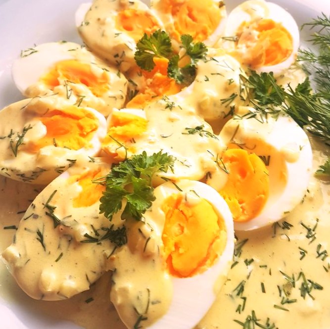 Eier in Senfsoße