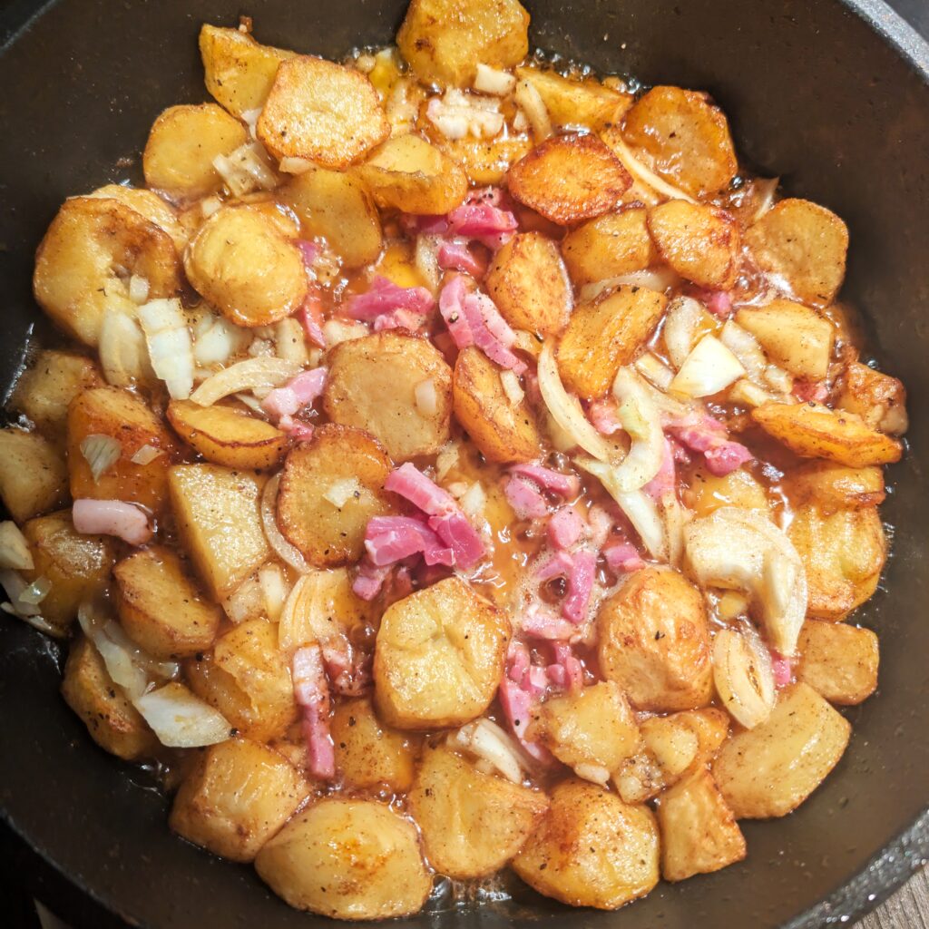 Klassische Bratkartoffeln mit Speck und Zwiebeln
