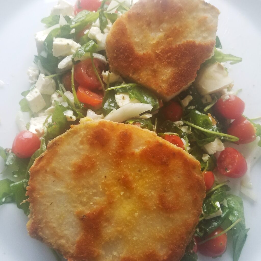 Sellerie Schnitzel auf Rucola mit Kirschtomaten und Feta
