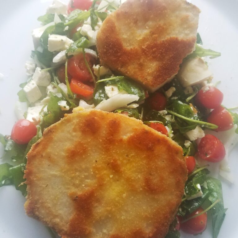 Sellerie Schnitzel auf Rucola mit Kirschtomaten und Feta