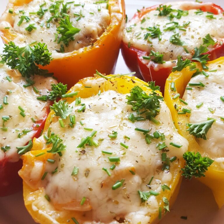 Gefüllte Paprikaschoten mit Hackfleisch und Käse überbacken