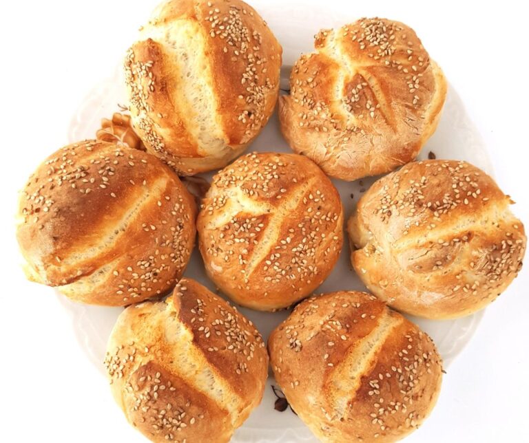 Frische Sesambrötchen selber backen