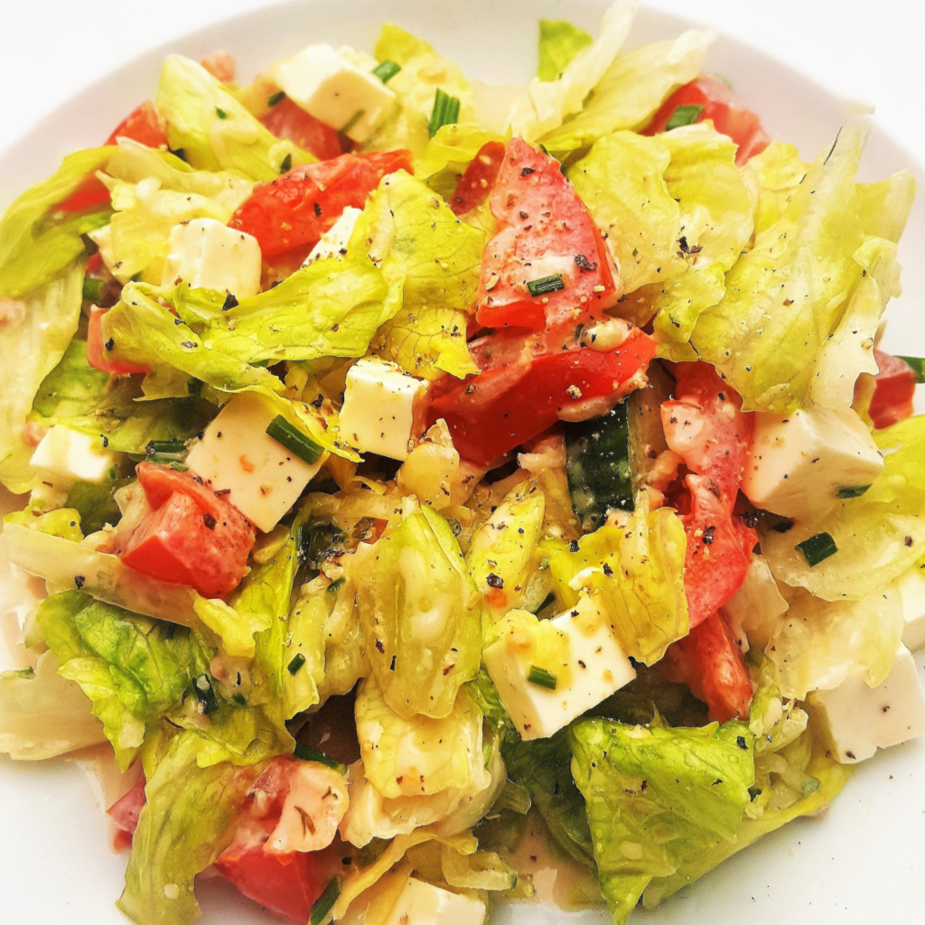 Knackiger Eisbergsalat mit Tomaten und Feta