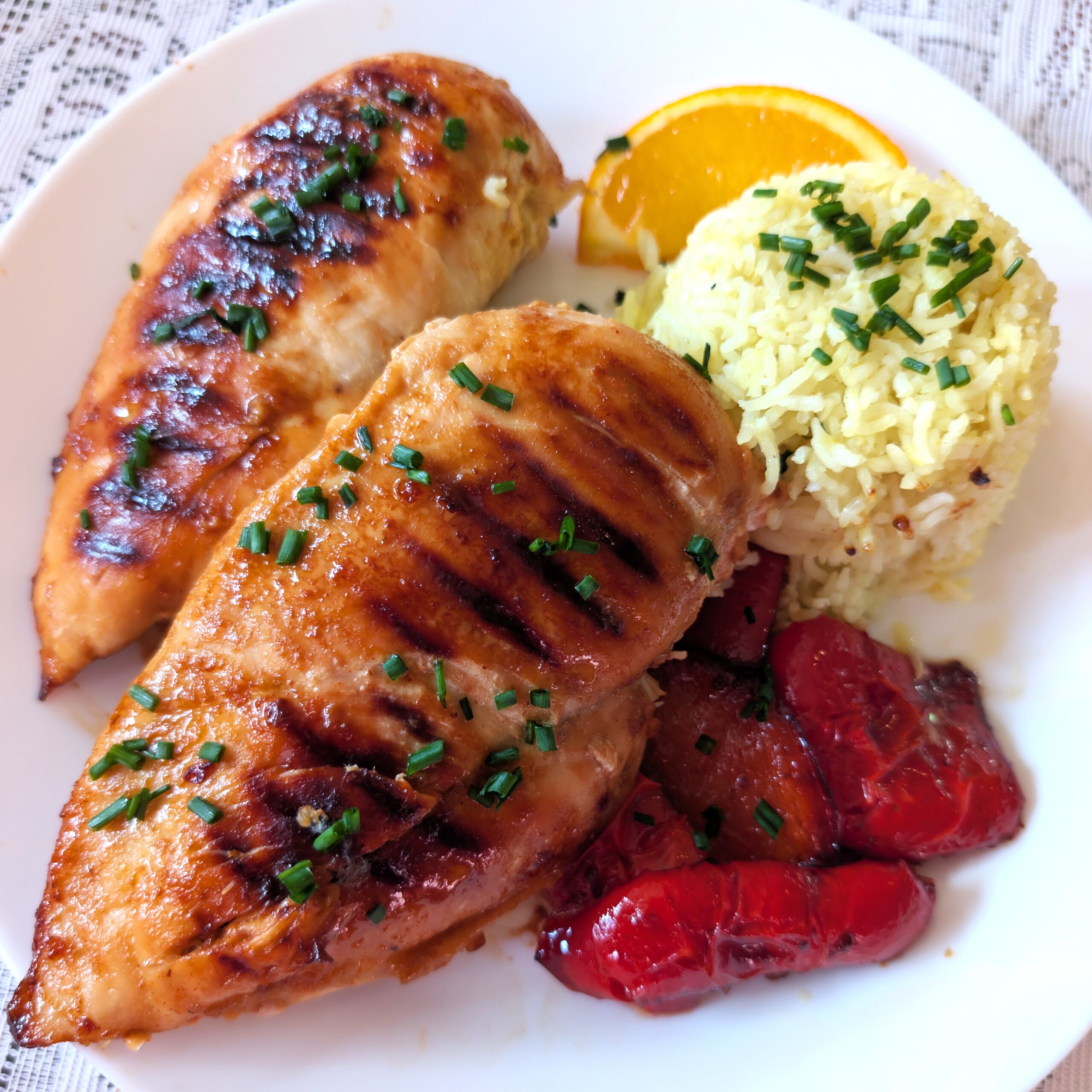 Honig-Hähnchen aus der Pfanne mit Curry-Reis und Paprika