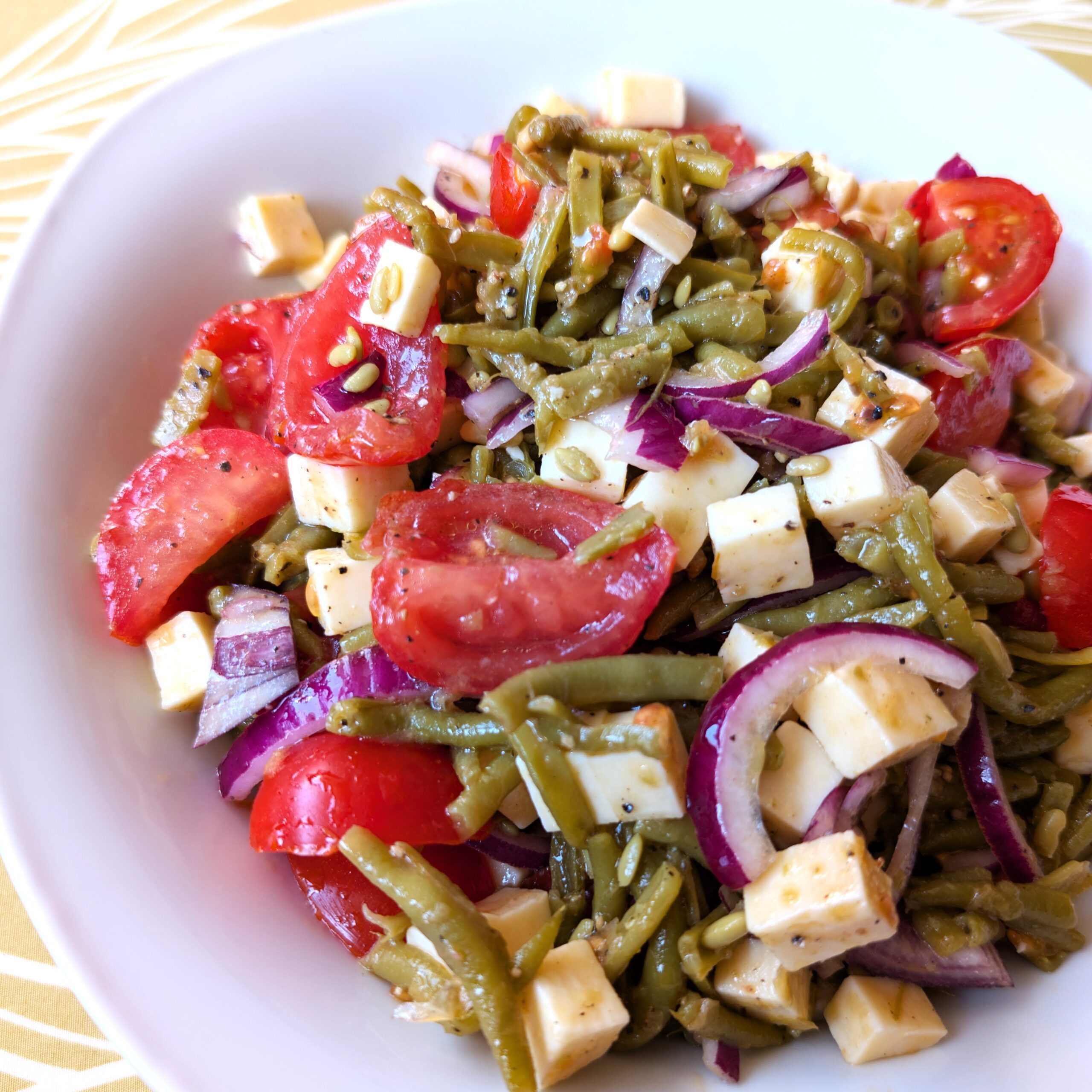 Prinzessbohnen Salat mit Tomaten und Gouda