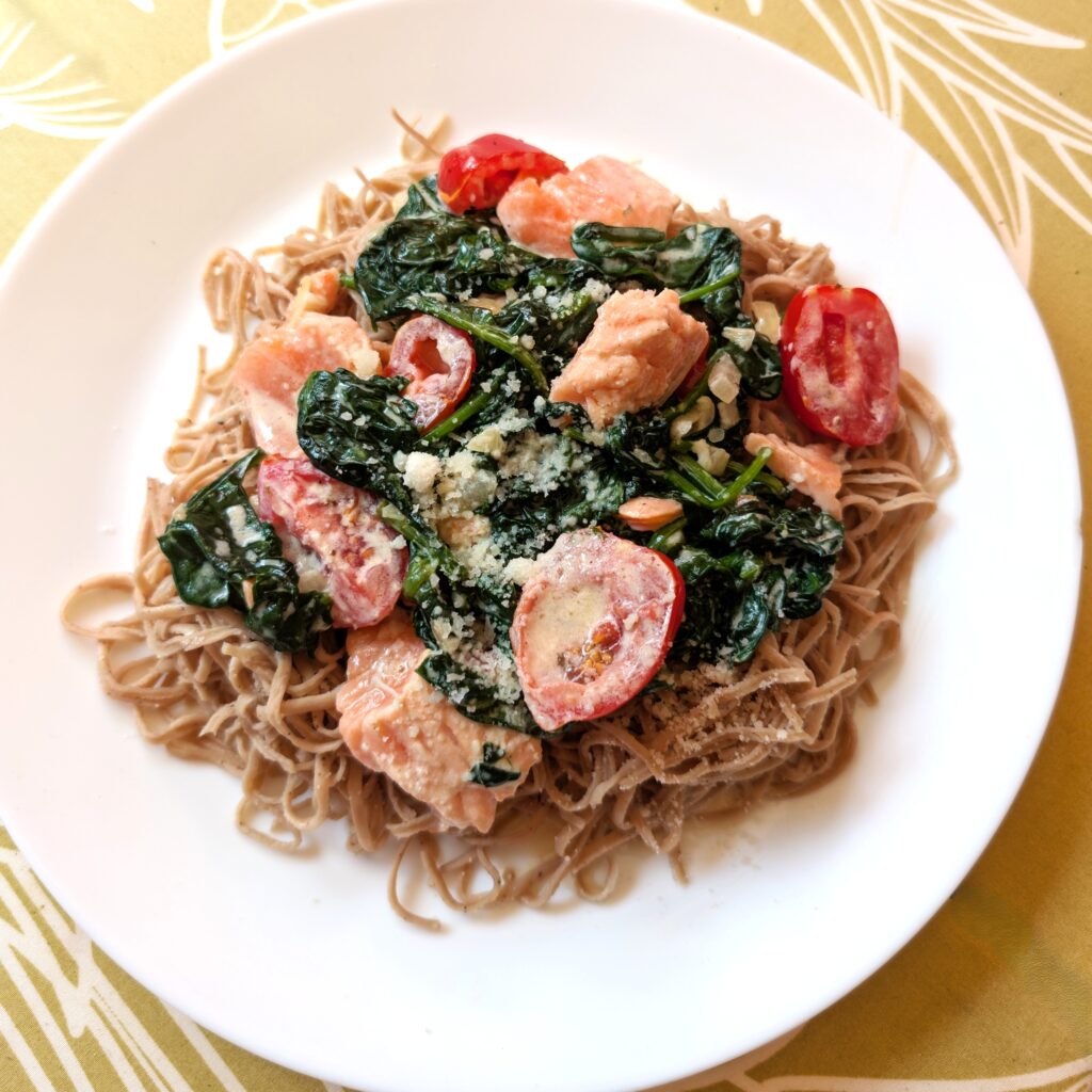Low-Carb Pasta mit Lachs, Spinat und cremiger Käse-Sahnesoße – Genuss ohne Reue