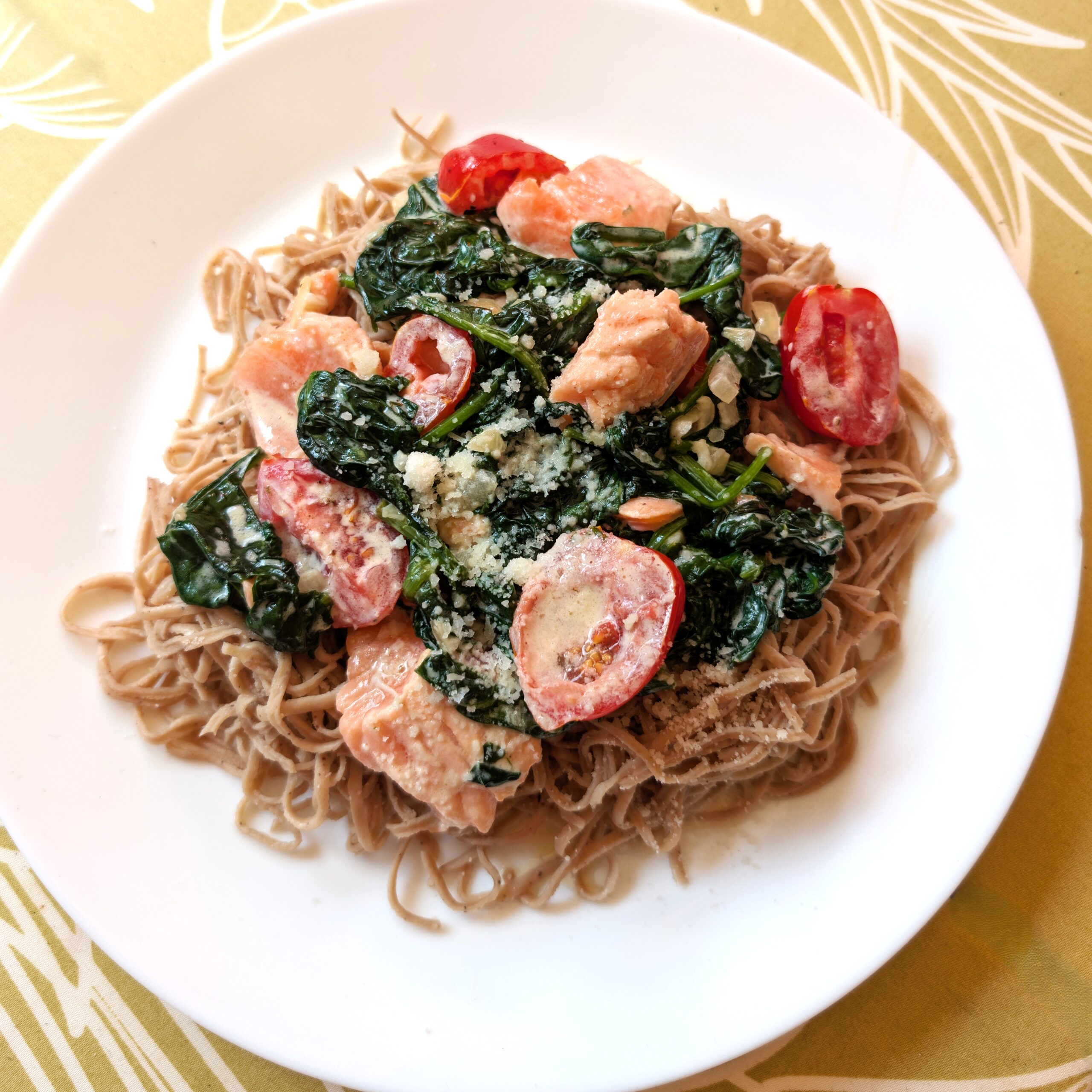 Low-Carb Pasta mit Lachs, Spinat und cremiger Käse-Sahnesoße – Genuss ohne Reue